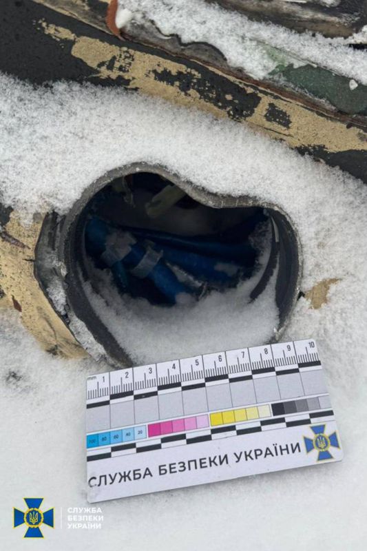 СБУ показала обломки, предположительно, боевых блоков "Орешника" прилетевших по Львовской области