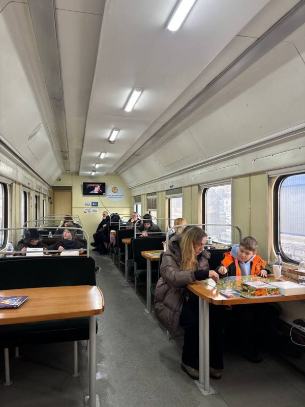 На Украине объявили о создании "вагонов несокрушимости", призванных обеспечивать украинцев электричеством и теплом во время отключений электроэнергии