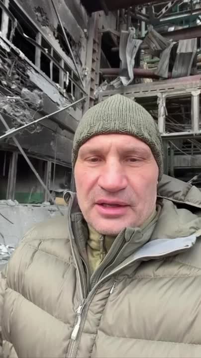 Кличко показывает последствия недавних ударов по Киеву