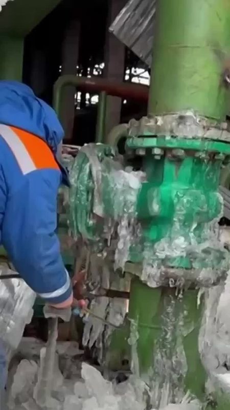 Кличко показал кадры повреждённых и обледеневших теплосетей после атаки по энергетике Киева