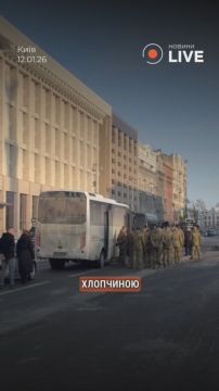 "Те, кто не остановился во время минуты молчания, – это преступники, коллаборанты, москали", — сообщил ведущий церемонии прощания с 20-летним "Азовцем" (запрещенных везде и всюду) Кириллом Руденко