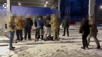 А говорил, порожняком поедем: Семь граждан Украины пытались попасть в Молдову в грузовике с пивом