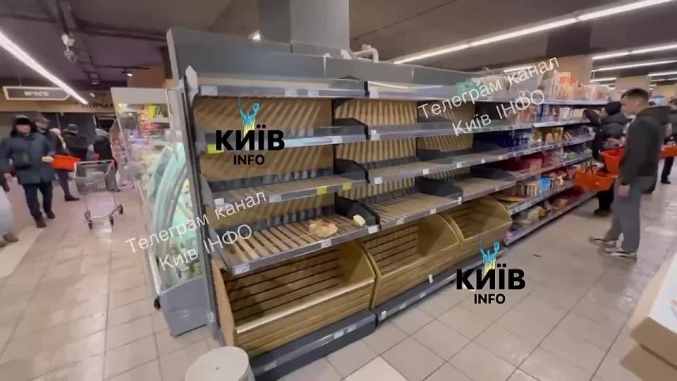 «Хлеба вообще нет» — пустые полки в универмагах Киева и области, на маршрутки огромные очереди из-за остановки электротранспорта