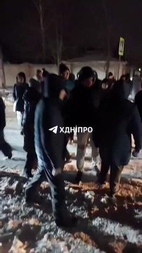В Днепропетровске из-за долгого отсутствия света жители перекрывают дороги, в Киеве огромные очереди к автобусным остановкам (трамваи и троллейбусы по той же причине не ходят)