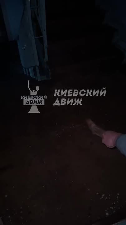 В киевских многоэтажках лопаются трубы: вода заливает подъезды и подвалы Об этом сообщают местные ТГ-каналы. При этом они пишут, что коммунальные службы не успевают приезжать на вызовы из-за нехватки персонала