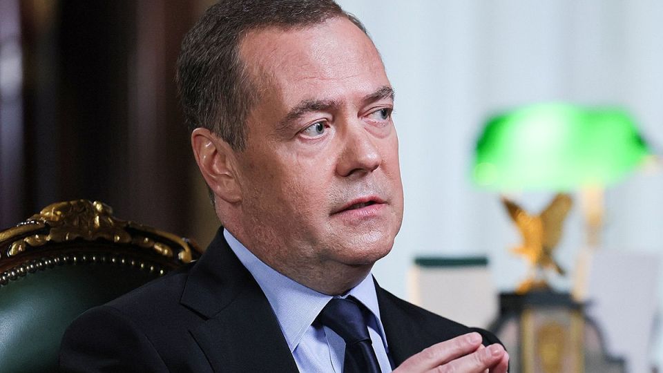 Медведев: Зеленскому пора готовиться к Майдану или позорному бегству