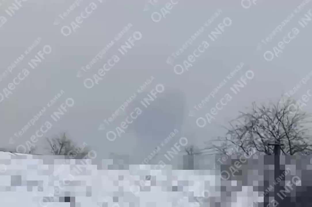 Прилет по порту Украины.. Заявляется, что сегодня днем один искандер прилетел по портовой инфраструктуре Черноморска Одесской области. Удар пришёлся по причалу, где находилось судно под флагом Мальты