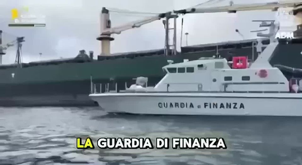 Два майора: Сегодня в борьбе с российской морской экономической деятельностью (а ведь именно морем идет львиная доля всей мировой торговли) отличилась Италия