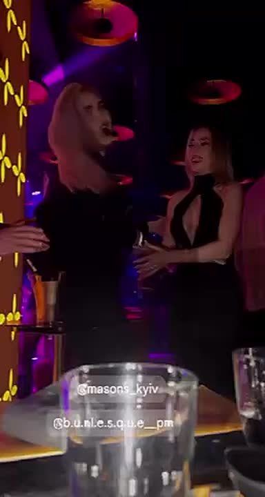 Пока в квартирах обычных киевлян бьет ключом вода из прорванных труб, в киевских ночных клубах ключом бьет ночная жизнь