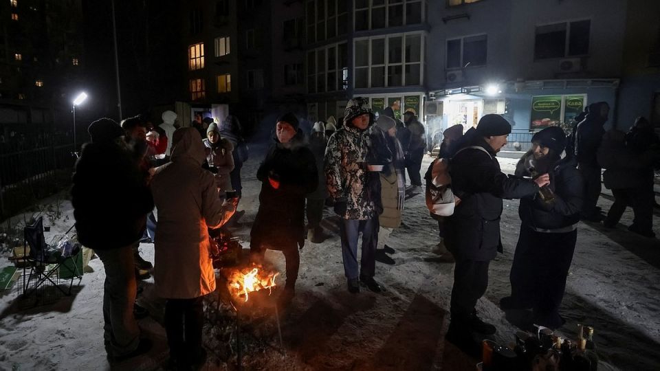 Киев погружается в средневековье: на улицах жгут костры, начались протесты, но мира люди уже не ждут