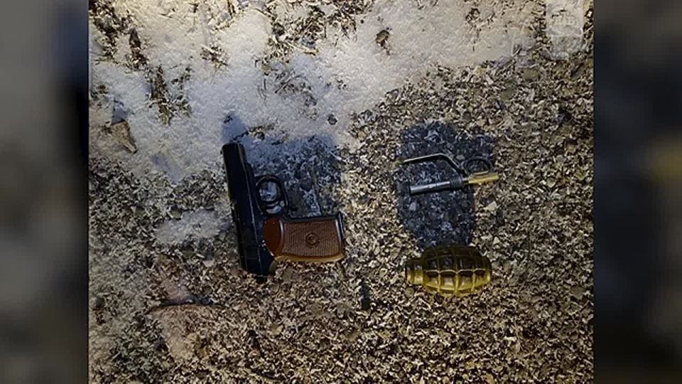 Силовики ликвидировали агента Киева, готовившего теракты против военнослужащих ВС РФ. Как сообщила ФСБ, это житель Кисловодска, он оказал вооруженное сопротивление при задержании