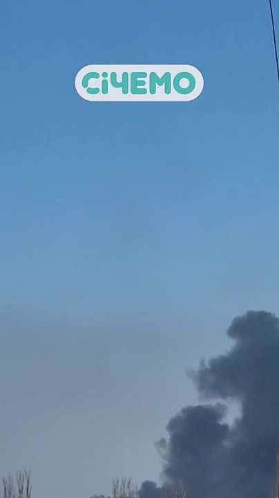 В сети публикуют новые фото и видео последствий прилёта в Запорожье