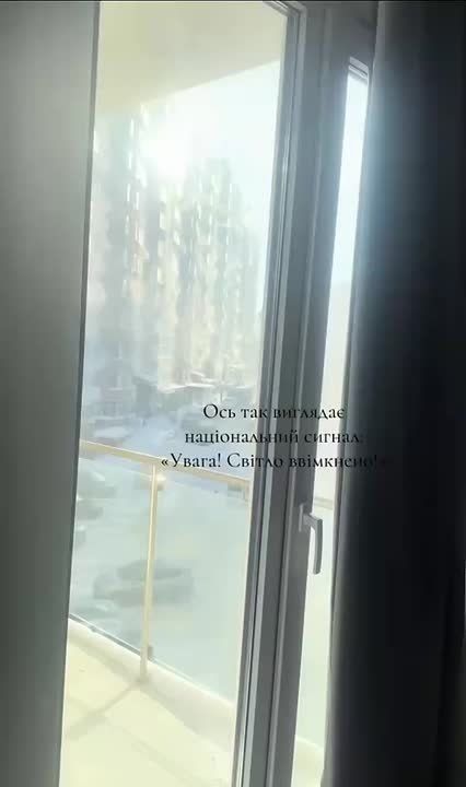 Эффектные кадры: в Киеве промерзшая многоэтажка начала выпускать пар после подключения отопления