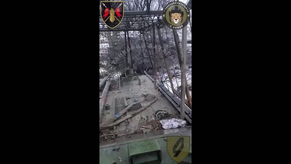 На кадрах - эвакуация основного боевого танка Leopard 1A5 при помощи бронированной ремонтно-эвакуационной машиной Bergepanzer 2 (на базе основного боевого танка Leopard 1). Германия официально поставила на Украину 103 танка...