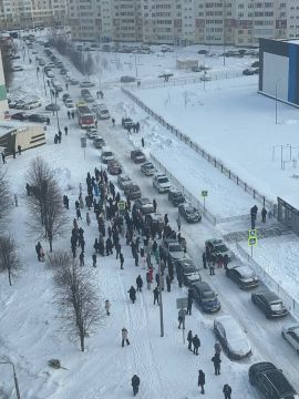 Ученик седьмого класса напал с ножом на уборщицу в школе в Нижнекамске, ее жизни ничего не угрожает, сообщил мэр города Радмир Беляев