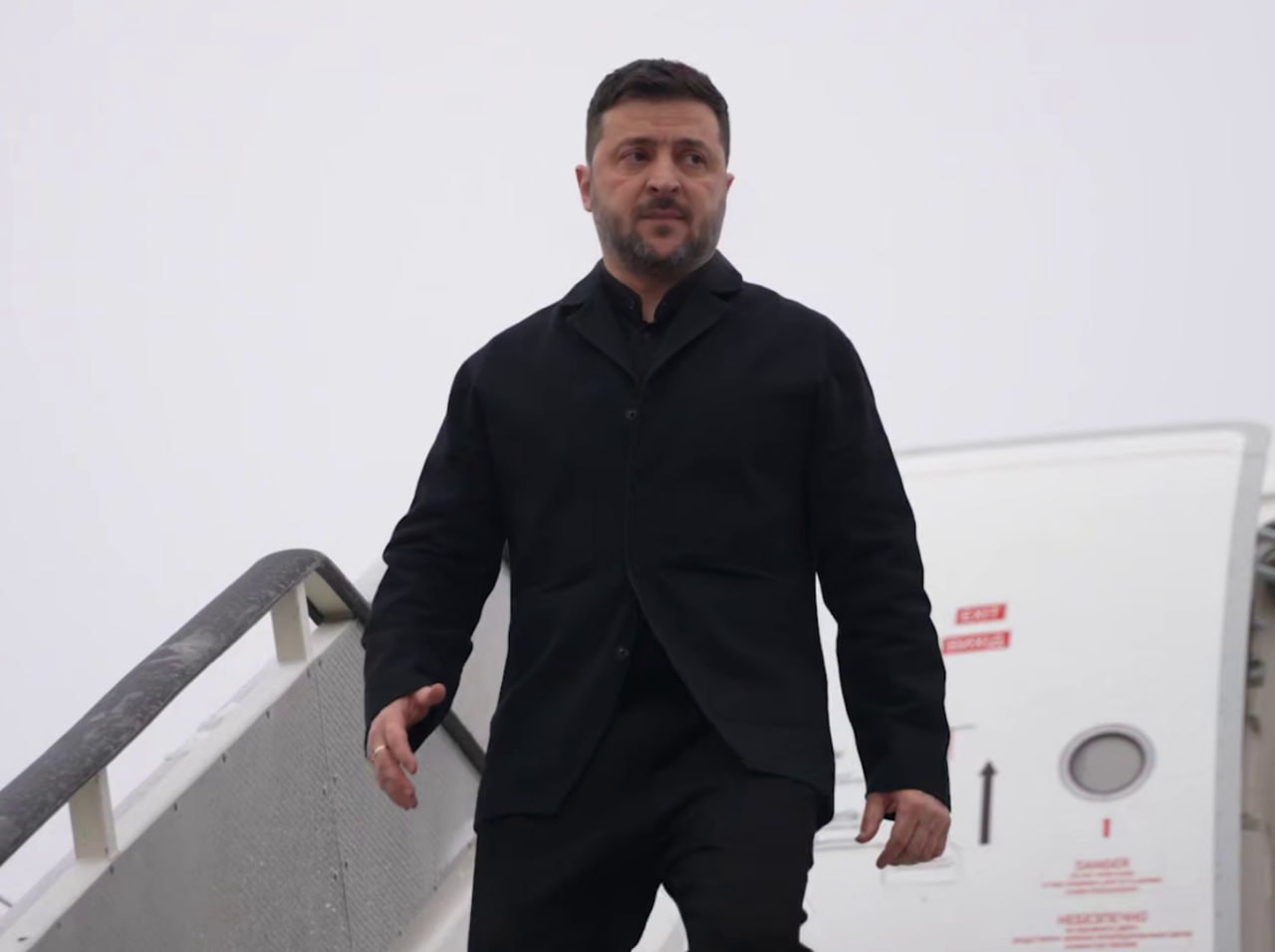Зеленский прибыл в Давос, судя по выражению лица, не в самом бодром настроении