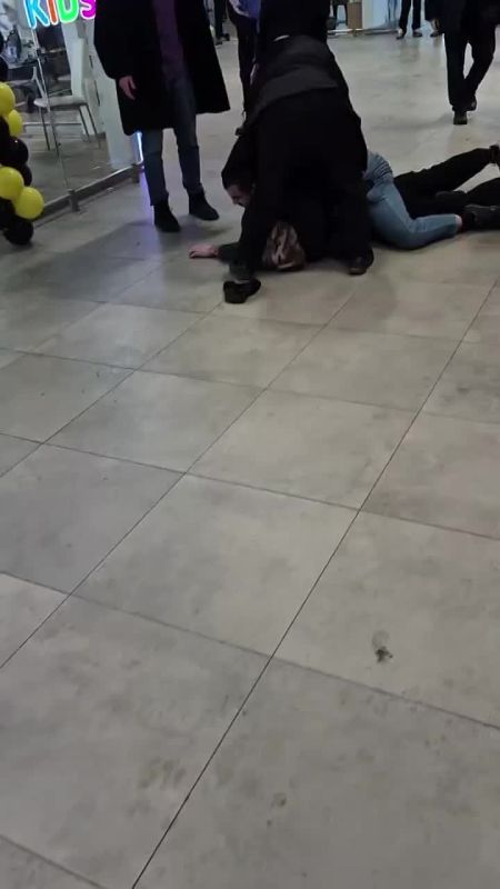 Новости к этому часу:. Дело о смерти подозреваемого в воровстве покупателя после нападения на него охранников ТЦ в Петербурге будет расследоваться по статье «Убийство»