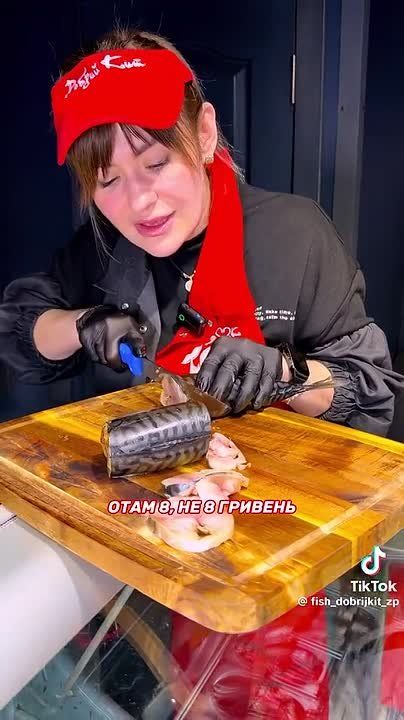 "Скумбия по 8 гривен". В далёком 2021 году жена тогда ещё президента Украины Владимира Зеленского Елена разозлила жителей страны, заявив на кулинарном шоу, что покупает скумбрию по восемь гривен за килограмм (сейчас около 14...