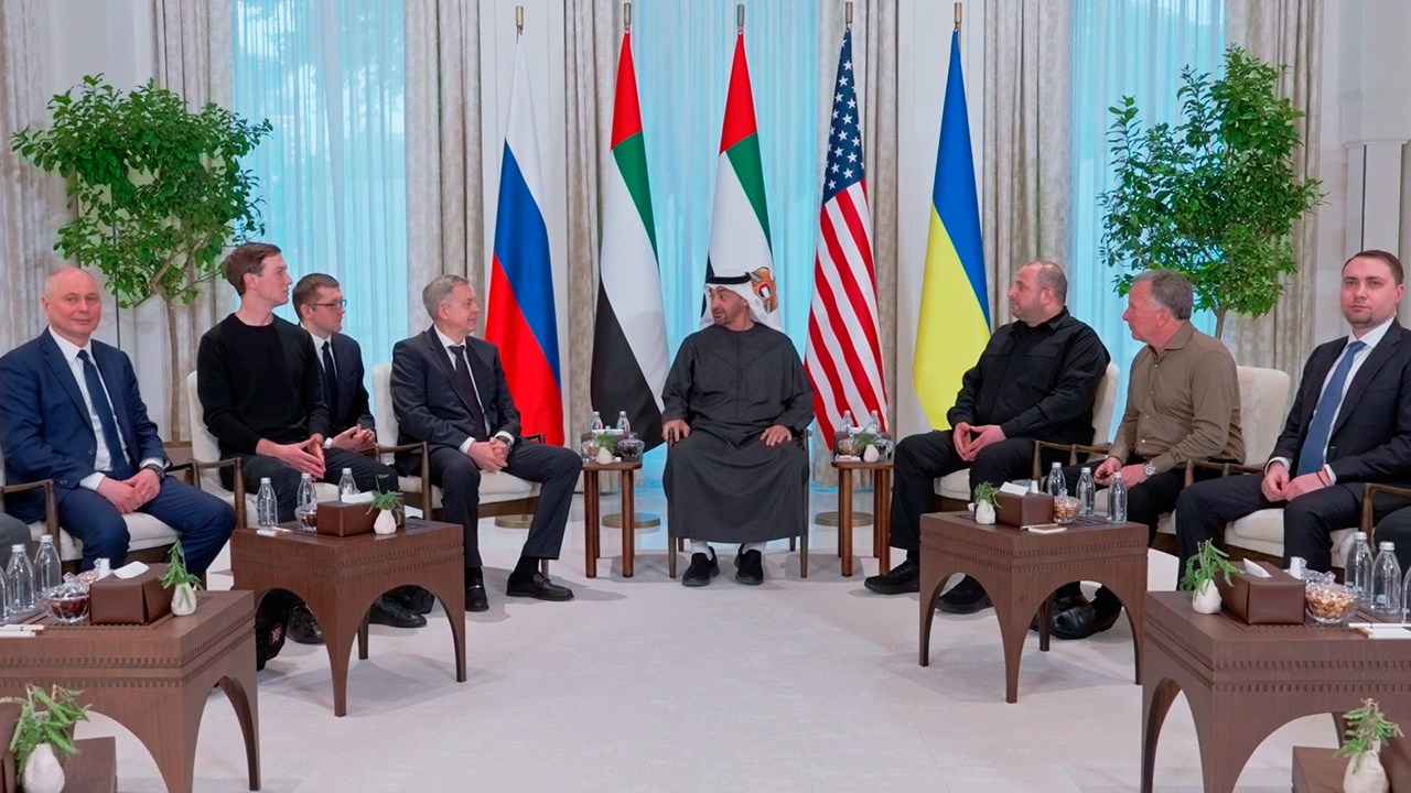 Опубликованы первые кадры трехсторонних переговоров в Абу-Даби