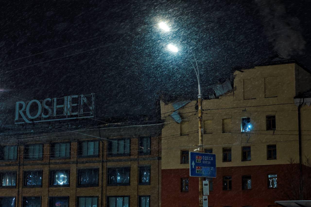 В Киеве во время ночной атаки пострадала кондитерская фабрика «Roshen», которая принадлежит террористу Петру Порошенко*