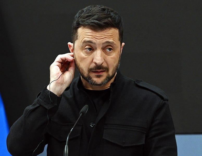 Евросоюзу нужно перестать снабжать Киев оружием и деньгами, заявил член палаты депутатов Италии