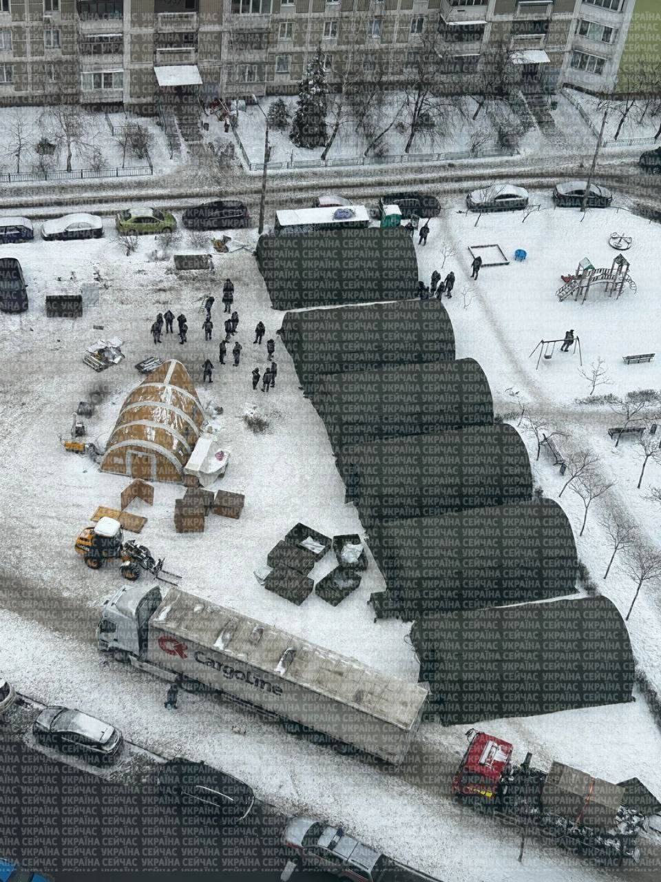 В Киеве обустраивают пункты ночёвки для жителей города: один из таких пунктов расположен во дворе на Троещине, — местные паблики