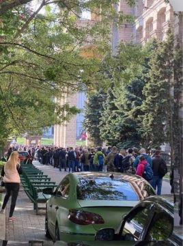 2022 год – Киев. Хохлы стоят за новой маркой в честь атаки на Крымский мост