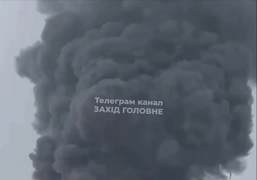 Во Львовской области после прилёта гигантский столб дыма от пожара, который не удаётся потушить