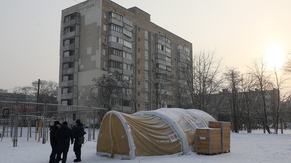 Министр Шмыгаль: в Киеве без света остаются более 700 тысяч потребителей