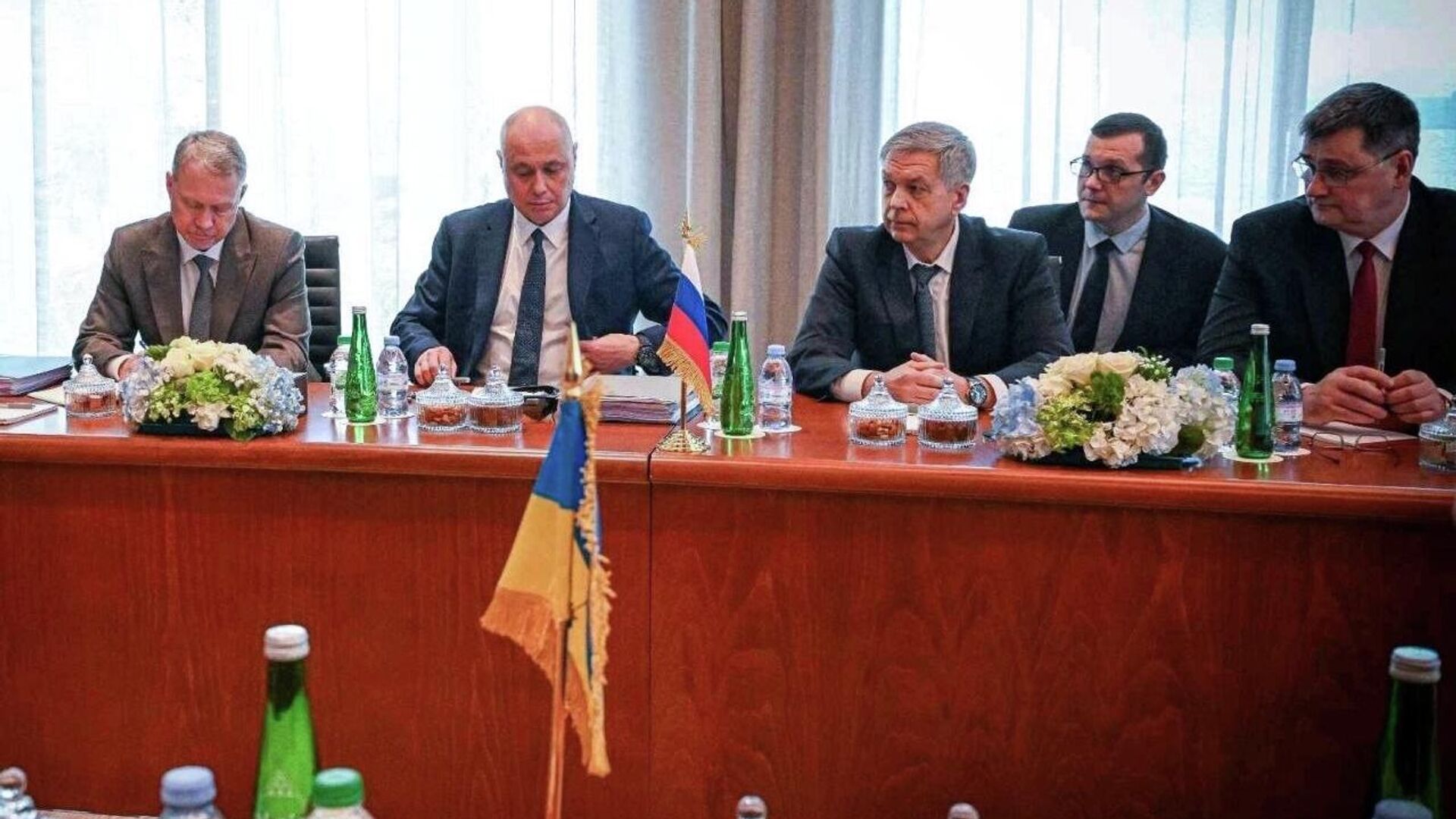 России — Донбасс, Украине — 800 млрд и членство в ЕС. К чему ведут переговоры в Абу-Даби