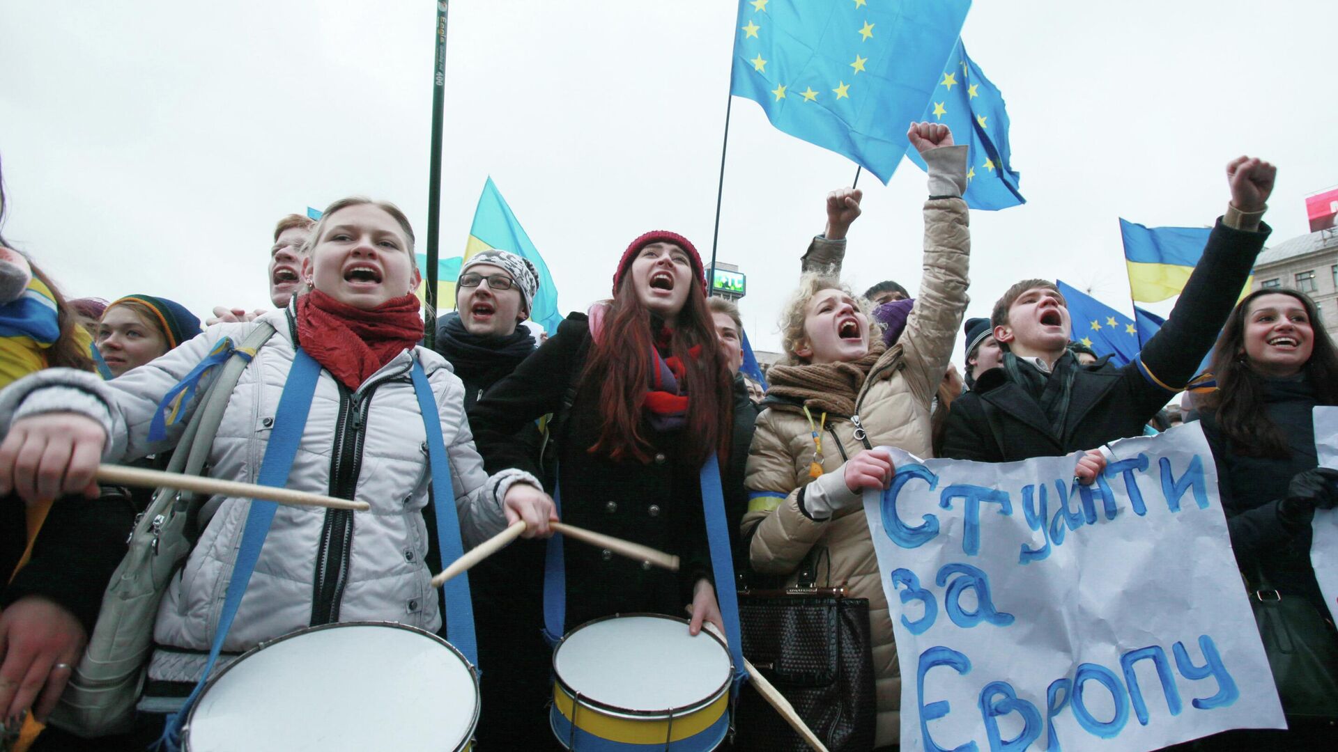 Потому что "Украина - не Европа". "Воры, которые строят себе золотые туалеты"