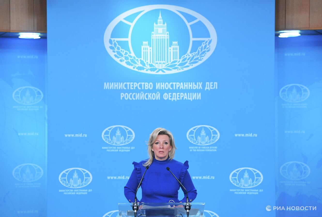 ЕС готов и дальше потакать Зеленскому, заявила Захарова