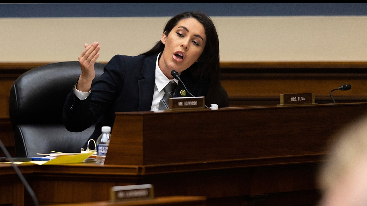 Конгрессвумен Луна пригласила посла Украины по поводу захваченной церкви