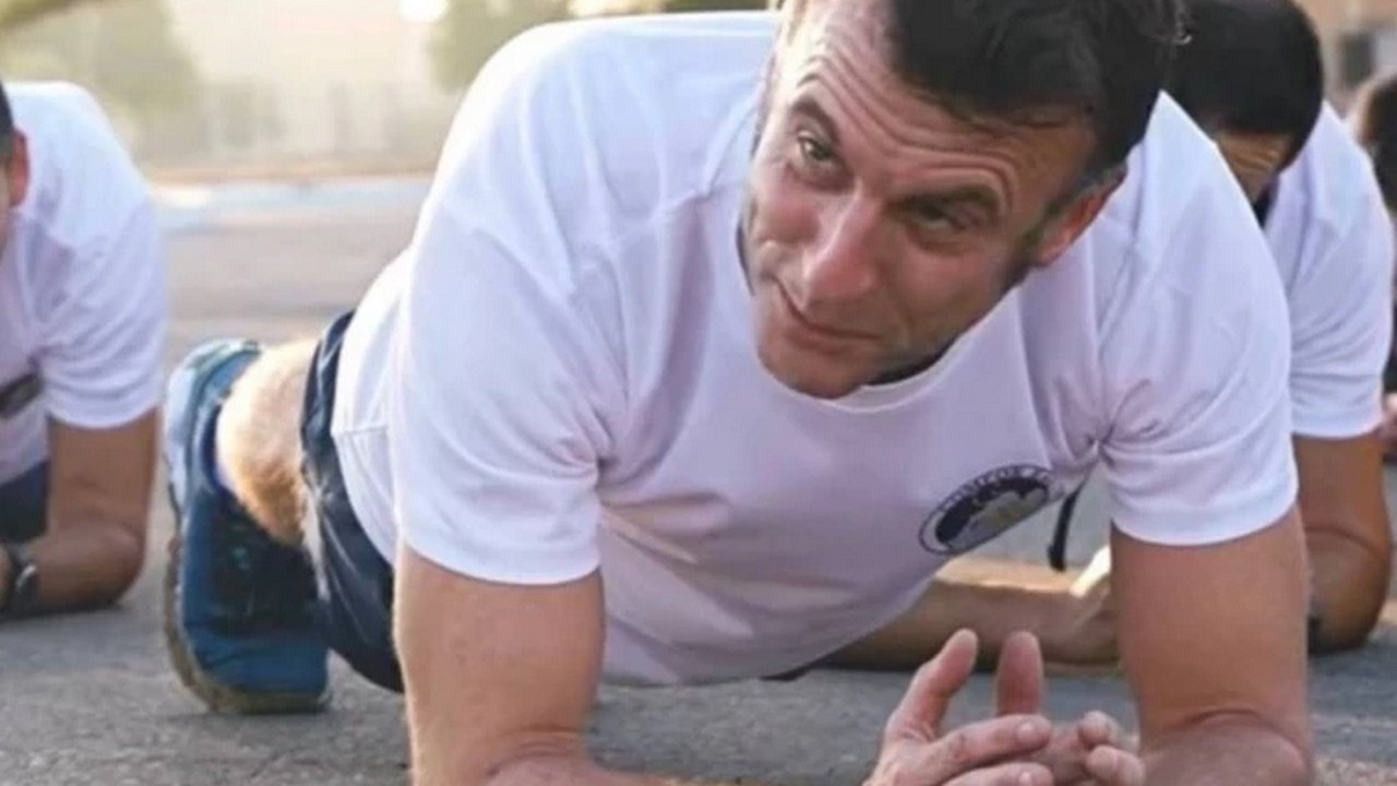 Опять Макрон в поход собрался?