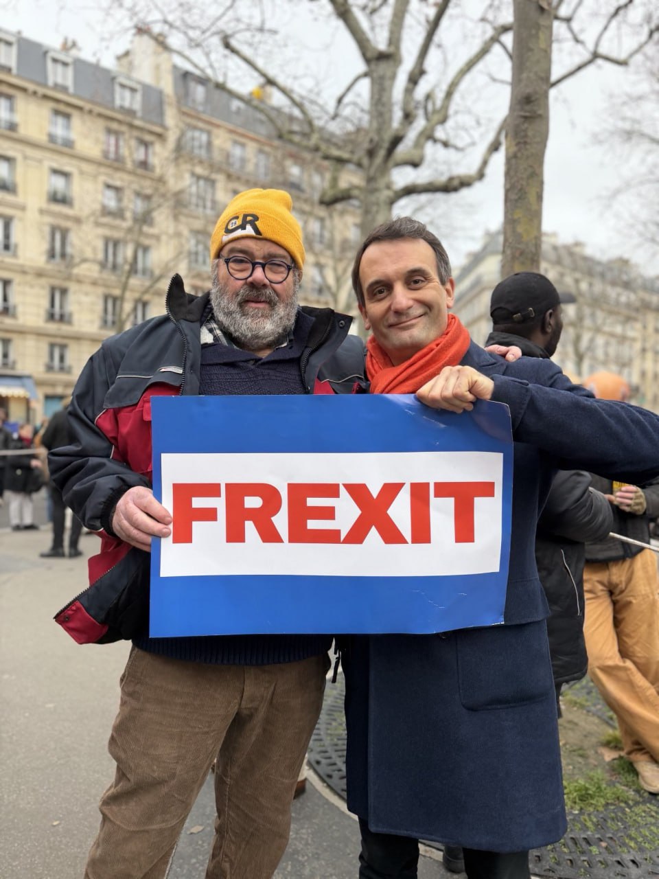 Во Франции прошел марш FREXIT (за выход Парижа из Евросоюза), сообщил глава французской партии "Патриоты" Флориан Филиппо