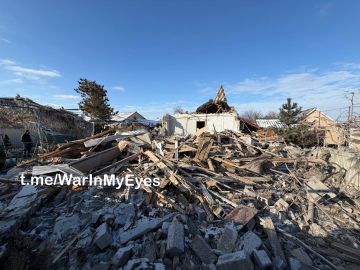 Последствия атаки БПЛА в Мариуполе, в результате которого погибли мать с ребёнком