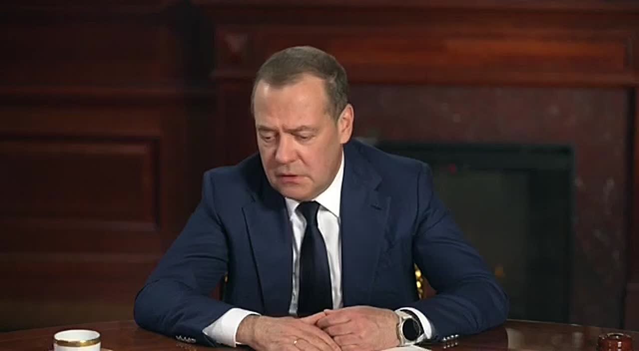 Медведев заявил, что Зеленскому «не сносить головы»