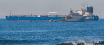 Макрон сообщил Зеленскому, что он вынужден освободить задержанный "теневой танкер" Российской Федерации