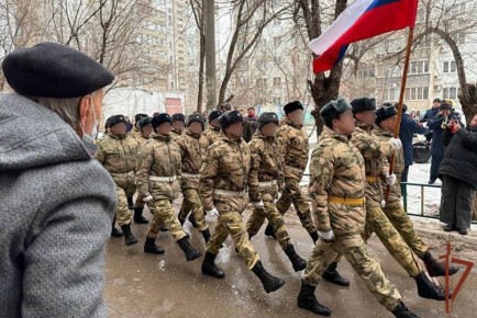 Росгвардейцы провели торжественное построение у дома участника Сталинградской битвы в Астрахани