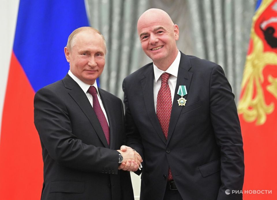 Опустились до оскорблений: Украина "отменяет" главу ФИФА за слова о России