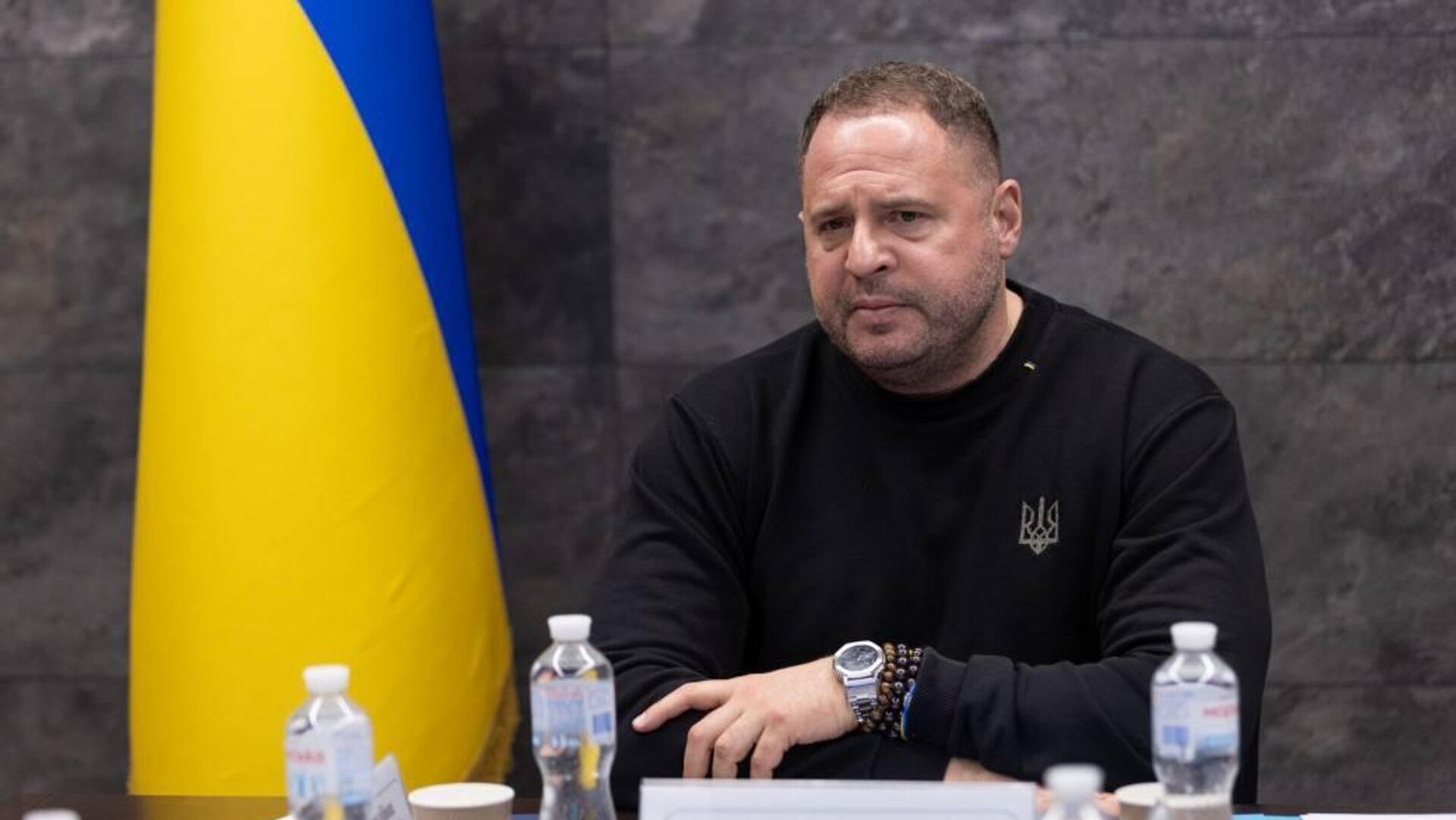 Сеанс чёрной магии от Ермака: браслет на могиле и другие артефакты для управления Украиной