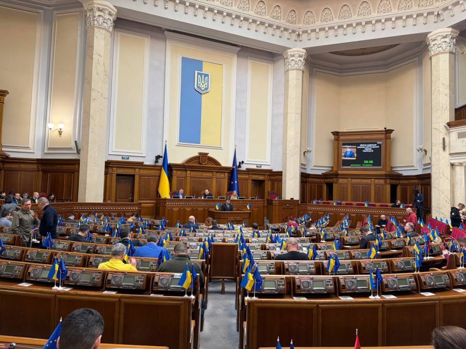 Зализывают раны: Рада на Украине до сих пор полупустая после эпидемии диареи