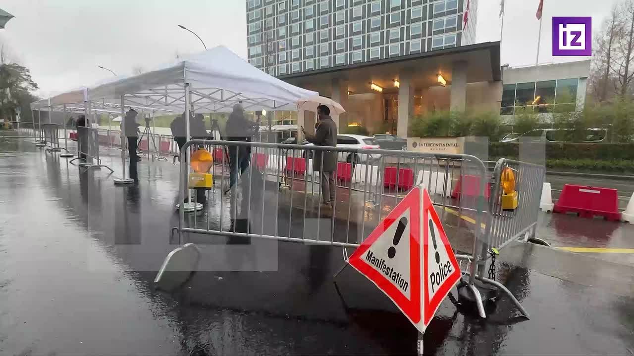 В ближайшие часы официальные делегации начнут прибывать в отель InterContinental в Женеве для участия в трехсторонних переговорах