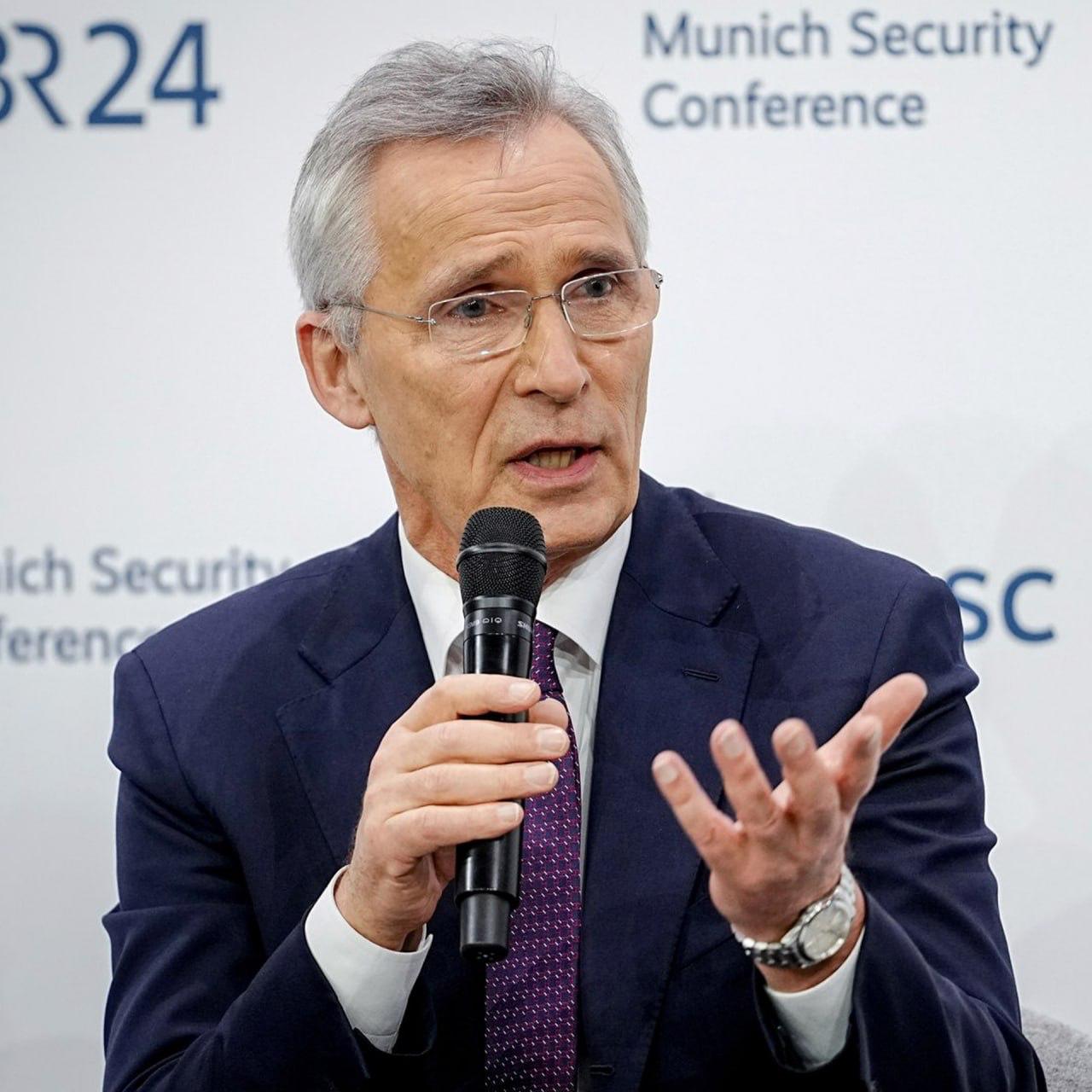 Украину нужно было накачивать оружием с 2014 года, считает экс-генсек НАТО Столтенберг