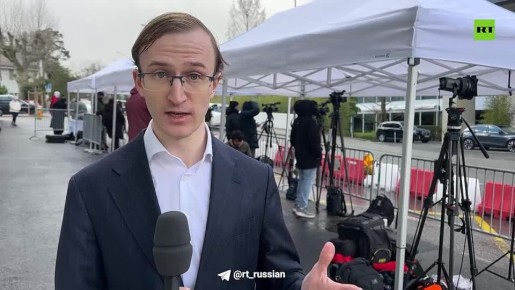 У отеля InterContinental в Женеве, где проходят переговоры, дежурили украинские активисты, но, услышав русскую речь, куда-то исчезли