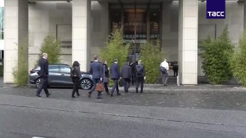 Делегация РФ уже находится в отеле InterContinental, где пройдут переговоры по Украине