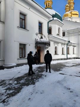 Работники заповедника "Киево-Печерская лавра" срезают замки с храмов