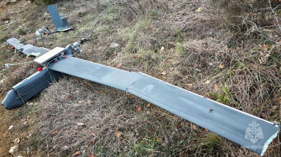 Оцепили место и перекрыли дорогу: под Севастополем уничтожен беспилотник