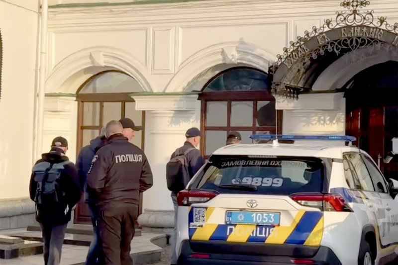 Власти Киева блокируют монахам УПЦ доступ к храмам