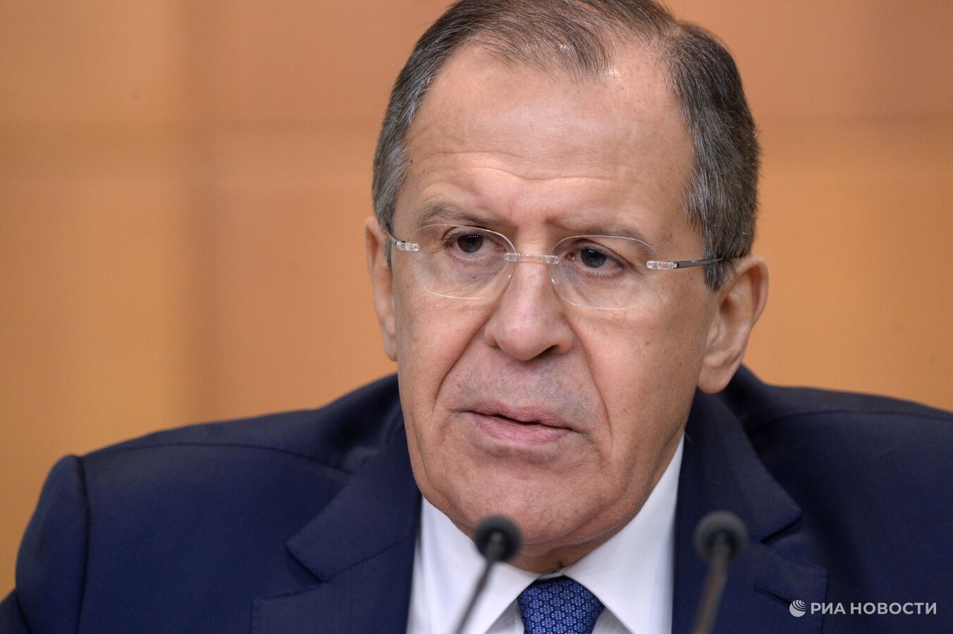 Европа находится в истерике, заявил Лавров